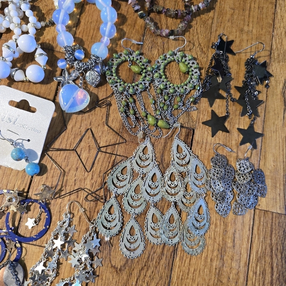 Vintage To Now Jewelry Lot Costume Estate Find Needs Cleaned. Mixed - Picture 10 of 13